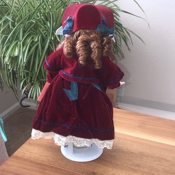 NIB Paradise Galaries of the World’s Finest Porcelain Dolls NOELLE - Picture 5 of 14